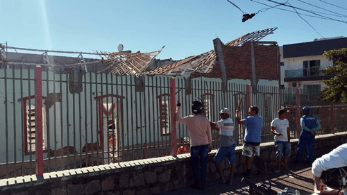 Telhado de igreja desaba em Jequié e deixa ao menos 9 feridos