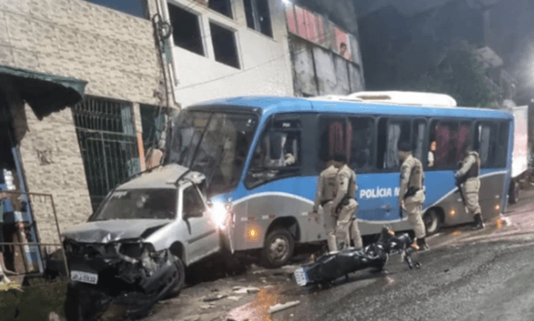 Micro-ônibus da PM atinge 2 casas e 3 veículos na Bahia