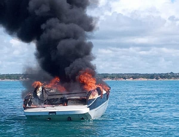 Lancha pega fogo e afunda em destino turístico na Bahia