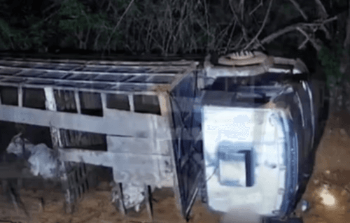 Passageiro morre após caminhão dirigido por primo tombar em ribanceira na Bahia