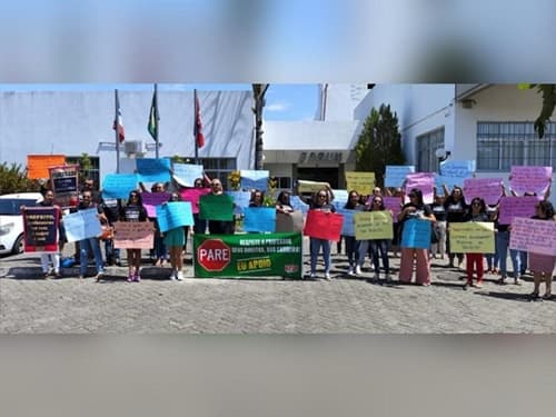 Professores de Apuarema realizam protesto em frente ao fórum e MP de Jequié