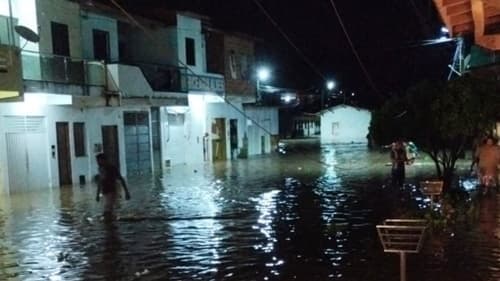 Riacho do Meio volta a subir e invade casas em Dário Meira após fortes chuvas