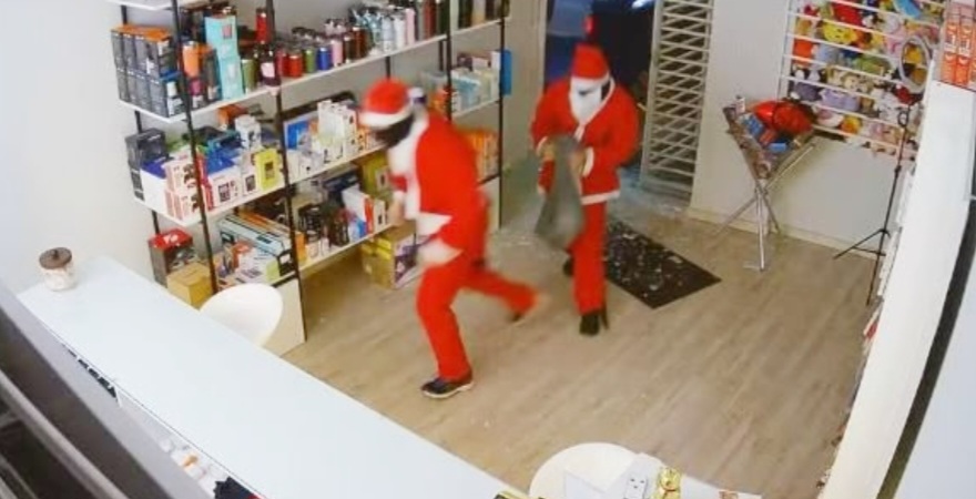Bandidos vestidos de Papai Noel invadem e furtam loja