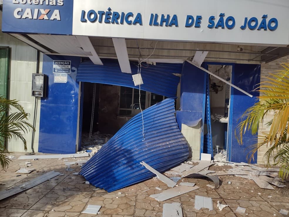 Casa lotérica é explodida e moradores são feitos reféns em Simões Filho