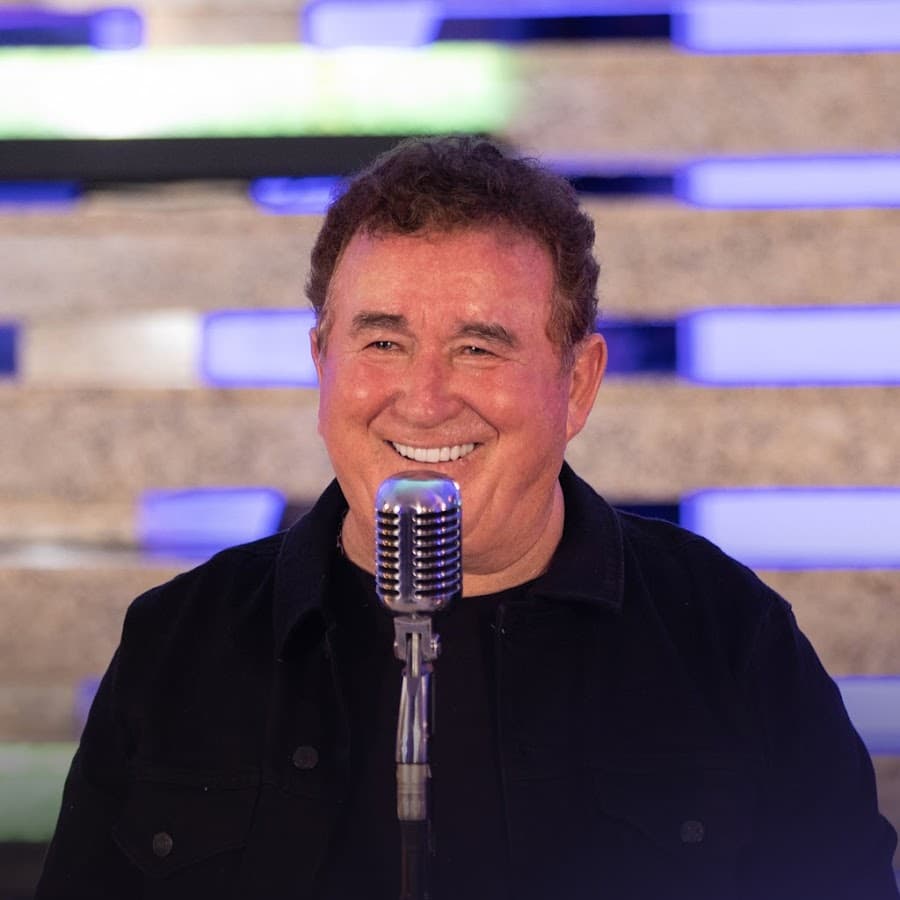 Cantor Amado Batista abandona palco durante show em Wenceslau Guimarães