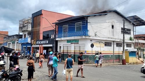 Ibirataia: Apartamento pega fogo próximo à feira e populares controlam incêndio