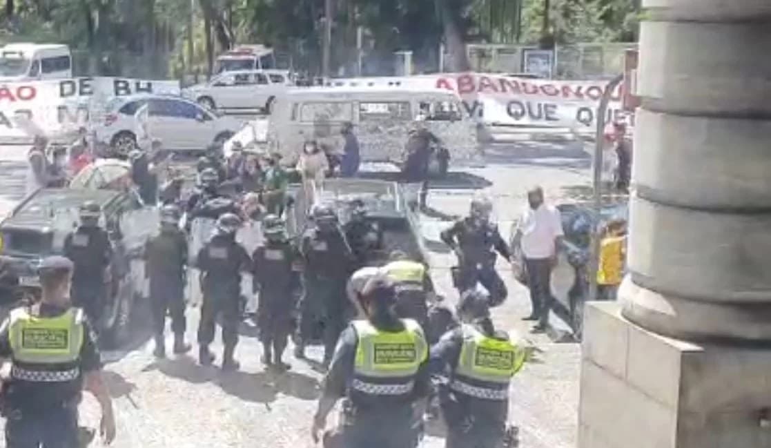 Professores e guardas municipais de Belo Horizonte entram em confronto durante renúncia de Kalil
