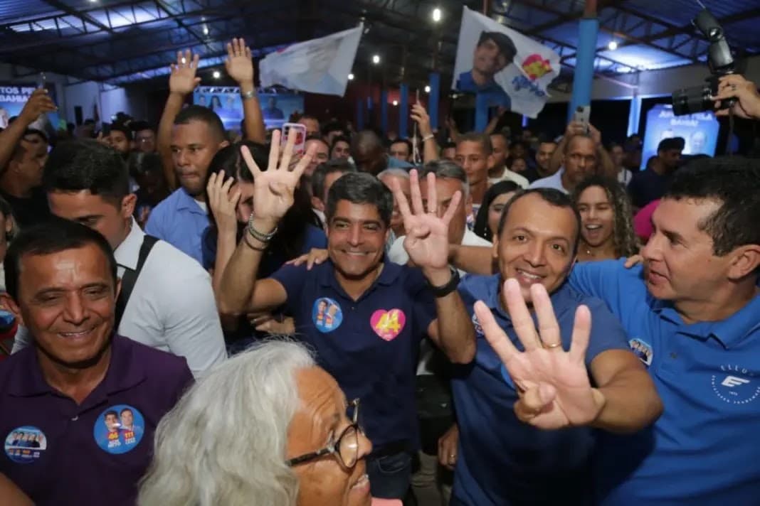 ACM Neto recebe apoio de prefeito de São Desidério em grande comício na cidade