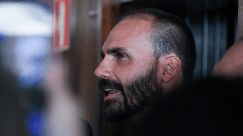 Bolsonaro tenta, mas Eduardo mantém permanência nos EUA