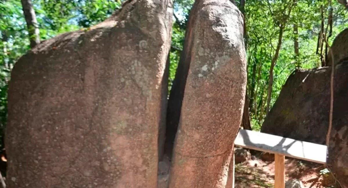 Romeira idosa fica com perna presa na “pedra do pecado”, no Ceará