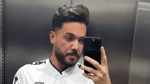 Wesley Safadão assina contrato como jogador de futebol