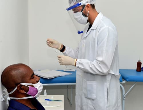 Mais da metade de casos de Covid-19 no Brasil já é da ômicron, aponta levantamento