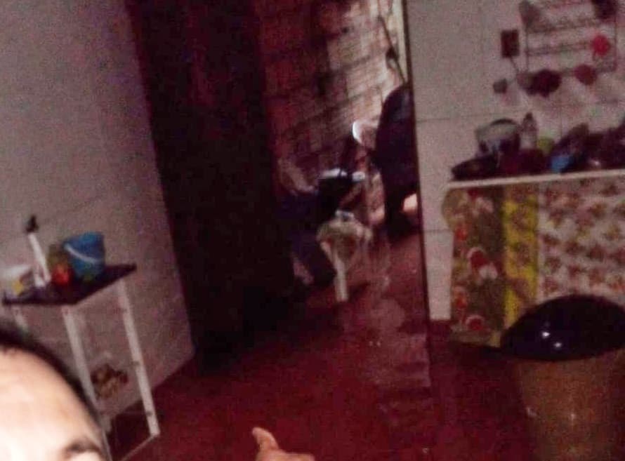 Ibotirama: Morador tem casa invadida por água das chuva e o prejuízo material foi enorme.