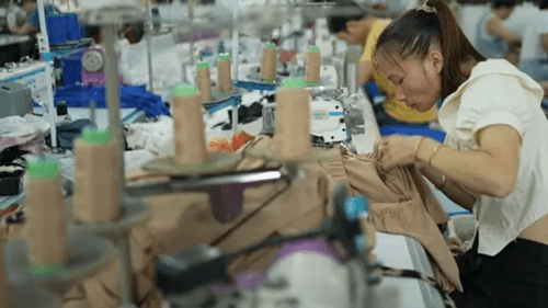 Fábricas da Shein em Guangzhou enfrentam críticas sobre condições de trabalho intensas
