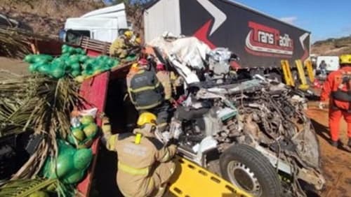 Cinco pessoas morrem em acidente que envolveu van, carreta e caminhão