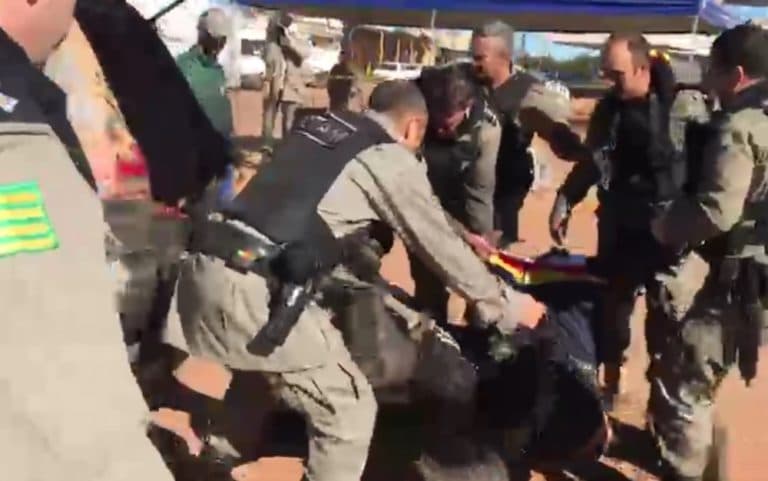 Assista o vídeo do momento em que os policiais levaram o corpo de Lázaro para a ambulância
