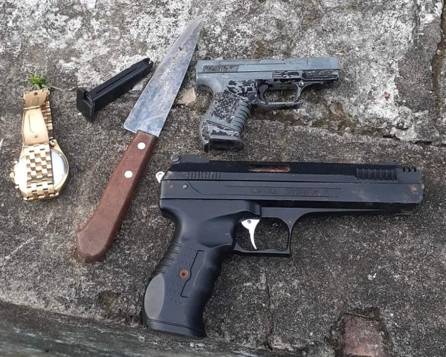 Ibirapitanga: PM prende dois suspeitos de assalto na zona rural; homens usavam simulacros