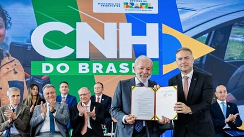 Lula assina MP que reduz custo da CNH e flexibiliza regras para tirar habilitação