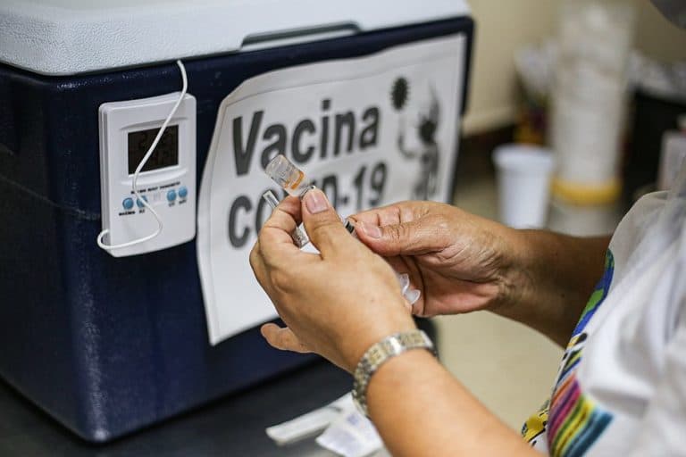 Com as duas doses, vacinas Pfizer e AstraZeneca ‘vencem’ variante Delta