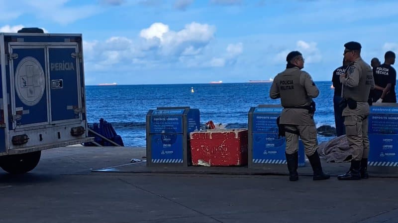 Ambulante chega para trabalhar e encontra corpo dentro de isopor
