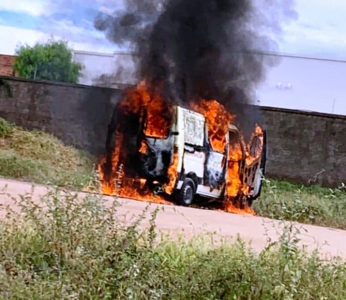 Ambulância pega fogo em Guanambi, motorista tentava ligar o veículo