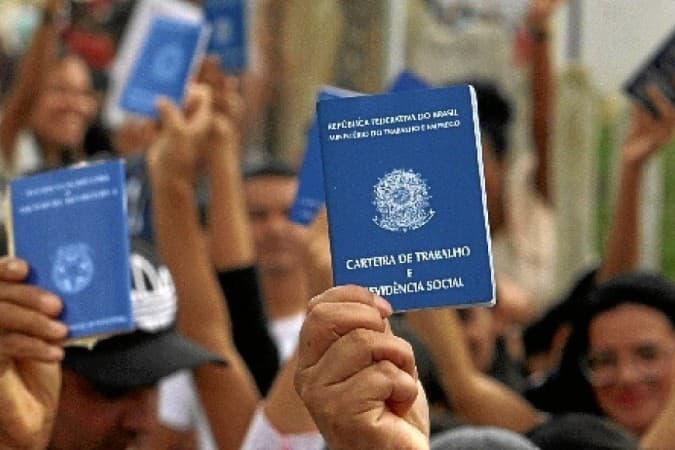 69,6% de quem trabalha por contra própria sonha com carteira assinada