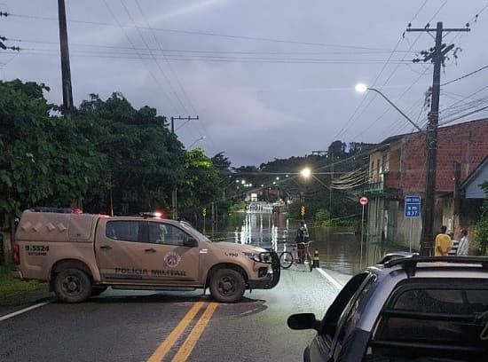 Rio de Contas invade pista no ‘Arara’ e interdita trecho urbano da BR-330 em Ipiaú