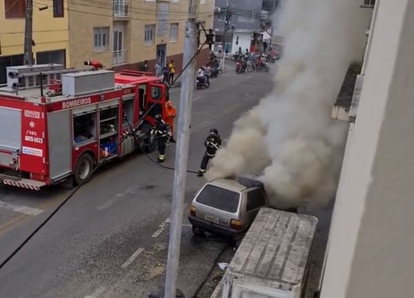 Carro sofre incêndio e é destruído pelas chamas no centro de Ipiaú