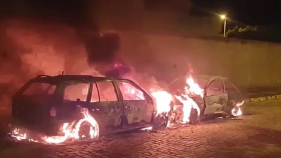 Jovem é preso após tocar fogo em 2 carros no sudoeste da Bahia