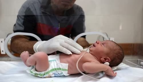 Bebê é resgatado da barriga de palestina que morreu após bombardeio em Gaza