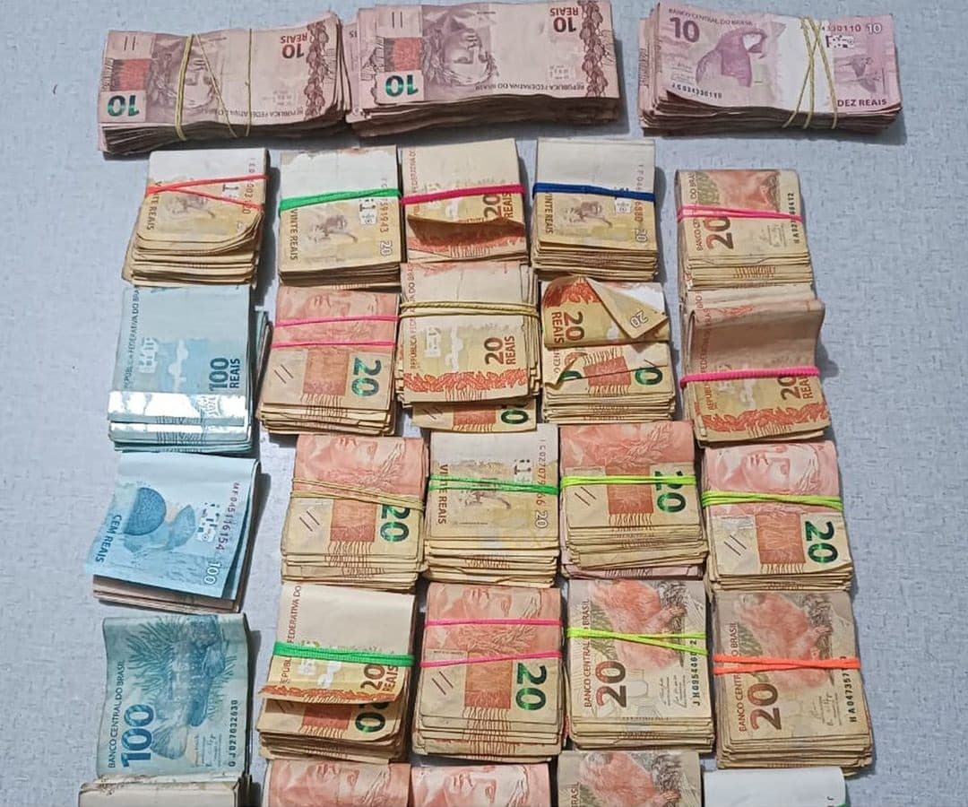 Fugitivo da delegacia de Macaúbas é preso pela PM com 33 mil em ônibus.
