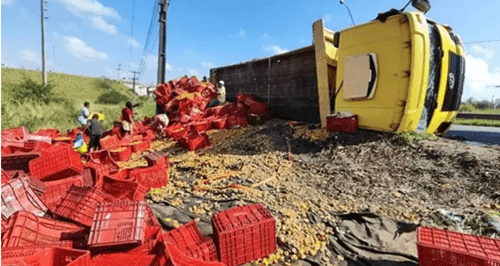 Caminhão Carregado de Caju Tomba e Causa Congestionamento na BR-324