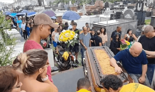 Sob forte comoção, vítimas de queda de avião na Bahia são sepultadas