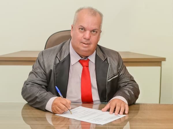 Itagibá: Marquinhos concede reajuste de 73,4% nos salários dos técnicos de enfermagem