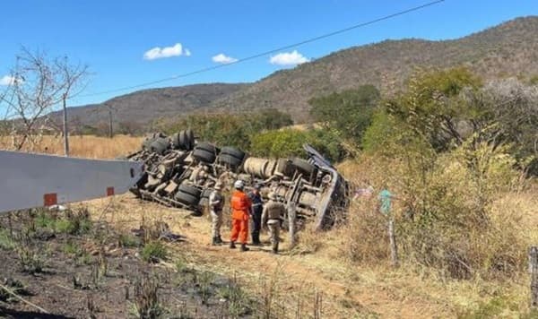 Carreta tomba na BR-430 e motorista fica preso às ferragens