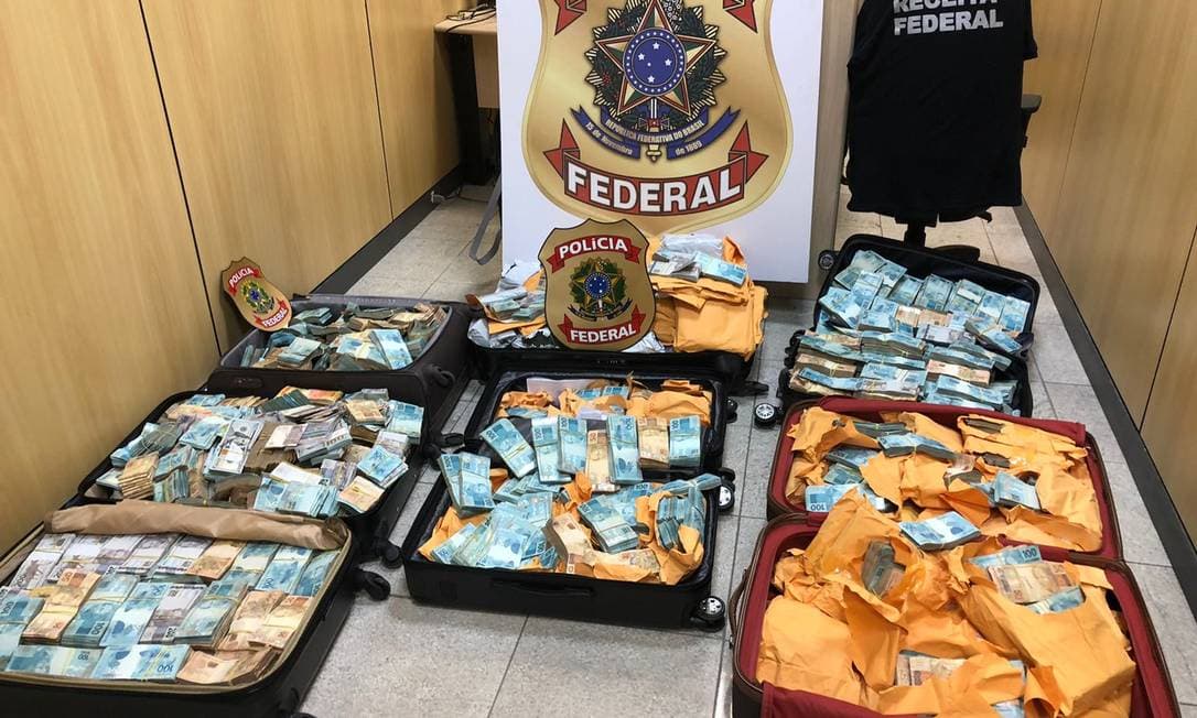 PF apreende R$ 147 milhões em bitcoins achados na casa de empresário e prende acusados.