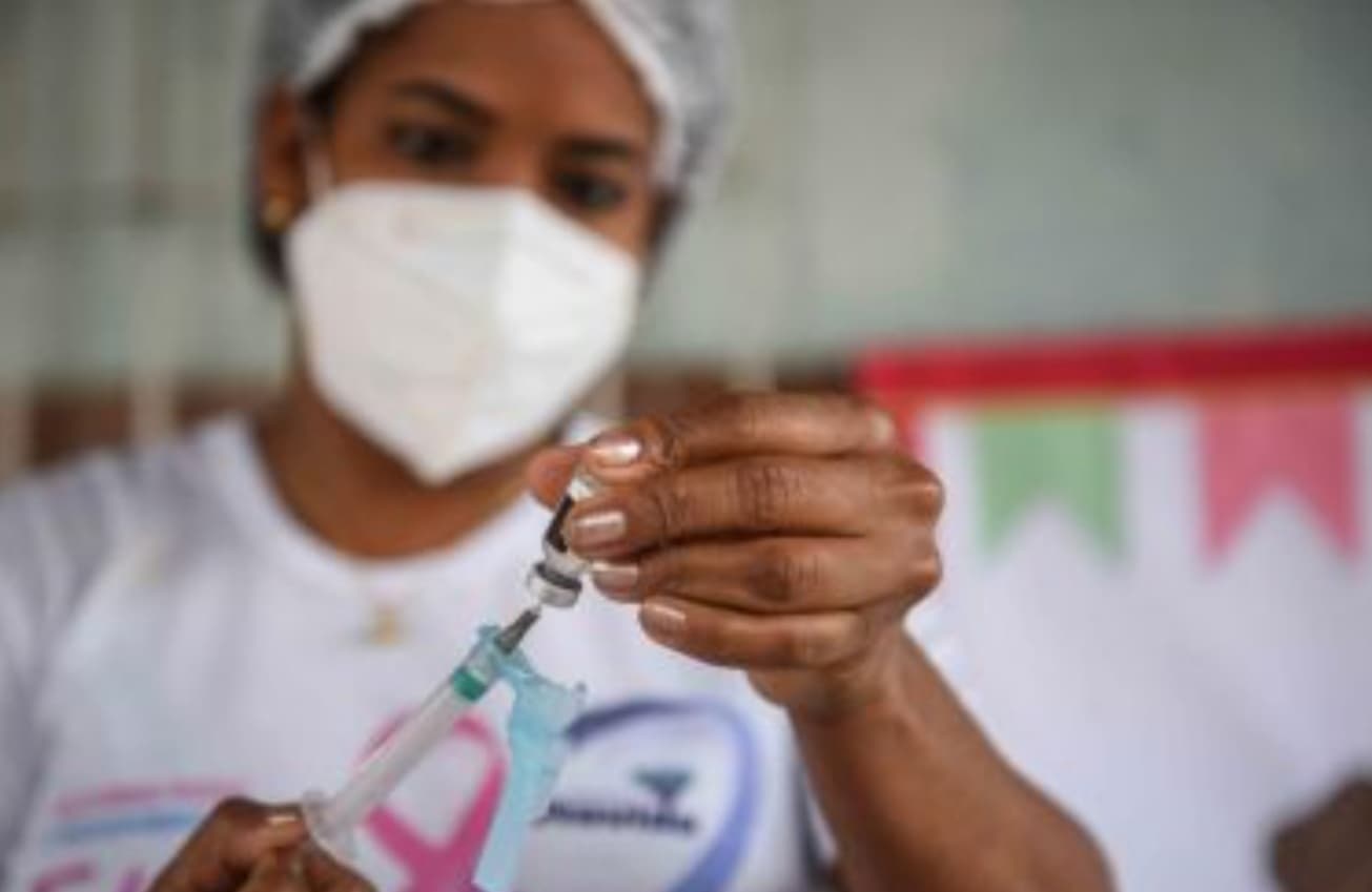 Brasil recebe mais 1,7 milhão de doses da Pfizer; vacinas infantis têm previsão para 2022