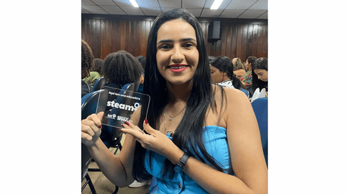 Professora de Ibirataia recebe Selo STEAM+ por Inovação Educacional