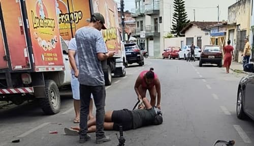 Motociclista fica ferido após colisão com Fiat Strada no centro de Ipiaú