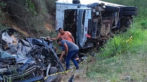 Casal Morre em Colisão Entre Toyota Corolla e Caminhão na BR-330, Bahia