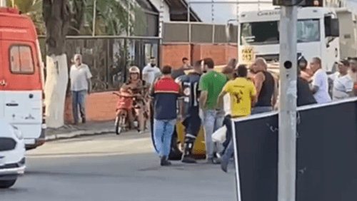 Momento Tenso: Ambulância e Carro dos Correios se chocam no centro de Ipiaú