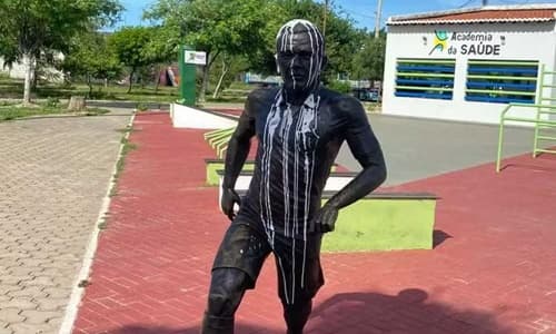 Estátua de Daniel Alves ex-jogador de futebol é pichada em Juazeiro