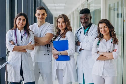 Veja as profissões com ensino superior mais bem pagas no Brasil em 2023; médico lidera a lista