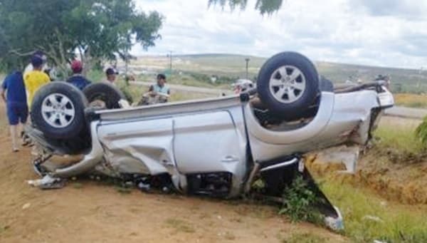 Caminhonete capota entre Barra do Choça à Vitória da Conquista deixando uma pessoa morta