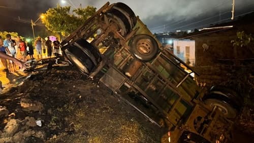 Ubatã: Carroceria de carreta se desprende na BR-330 e tomba em barranco