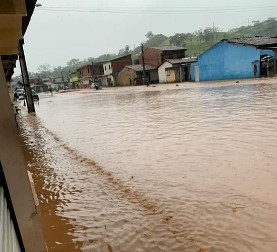 Chuva forte em Ipiaú causa alagamentos, deslizamento de encostas e derruba árvore