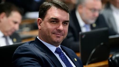 Flávio Bolsonaro lança "vaquinha" e arrecada valor milionário em menos de 24 horas
