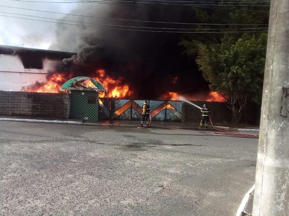 Incêndio atinge depósito de empresa que fabrica e armazena plásticos na Bahia