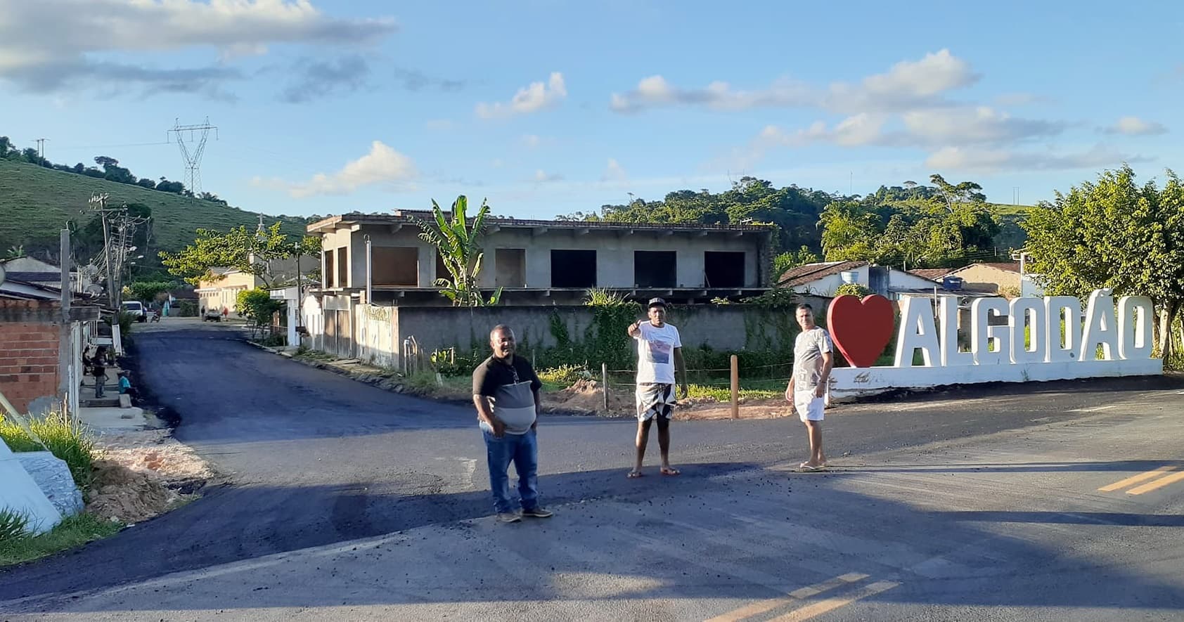 Ibirataia: Vereador Peruca comemora asfaltamento da Rua Gerino José da Silva em Algodão; assista o vídeo