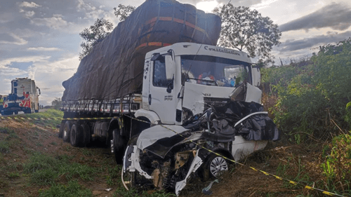 Colisão entre carro e caminhão deixa dois mortos em trecho de cidade baiana, na BR-116